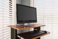 ein Computermonitor, eine Tastatur und eine Maus auf dem Schreibtisch in der Unterkunft Days Inn by Wyndham Cocoa Beach Port Canaveral in Cocoa Beach