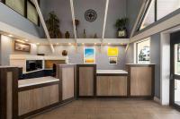 eine Lobby eines Hotels mit einer Rezeption in der Unterkunft Days Inn by Wyndham Cocoa Beach Port Canaveral in Cocoa Beach