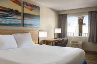 Ein Bett oder Betten in einem Zimmer der Unterkunft Days Inn by Wyndham Cocoa Beach Port Canaveral