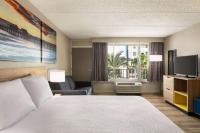 Ein Bett oder Betten in einem Zimmer der Unterkunft Days Inn by Wyndham Cocoa Beach Port Canaveral