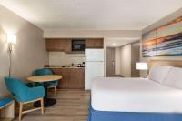 Ein Bett oder Betten in einem Zimmer der Unterkunft Days Inn by Wyndham Cocoa Beach Port Canaveral