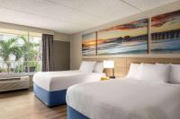 Ein Bett oder Betten in einem Zimmer der Unterkunft Days Inn by Wyndham Cocoa Beach Port Canaveral