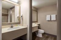 Ein Badezimmer in der Unterkunft Days Inn by Wyndham Cocoa Beach Port Canaveral