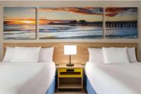 Ein Bett oder Betten in einem Zimmer der Unterkunft Days Inn by Wyndham Cocoa Beach Port Canaveral