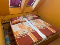 Posteľ alebo postele v izbe v ubytovaní Jola Apartman