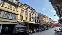 a city street with tables and chairs and buildings at discovAIR - Modern & Zentral, INKLUSIVE Parkplatz & Kaffee bis zu 2 Schlafzimmer & Balkon in Eisenach
