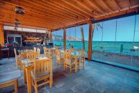 ein Restaurant mit Tischen und Stühlen und Blick auf das Meer in der Unterkunft NEOM DAHAB - - - - - - - - - - - Your new hotel in Dahab with private beach in Dahab