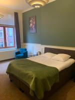 Een bed of bedden in een kamer bij The Velvet Lodge