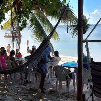 um grupo de pessoas sentadas numa rede na praia em Beija Flor em Gamboa