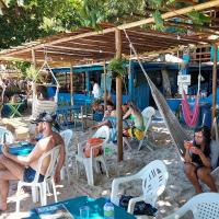 um grupo de pessoas sentadas em cadeiras na praia em Beija Flor em Gamboa
