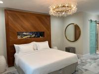 ein Schlafzimmer mit einem großen Bett und einem Kronleuchter in der Unterkunft Retreat at Crystal Manatee in Crystal River