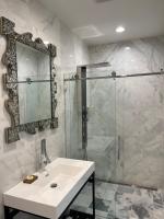 ein Badezimmer mit Waschbecken und Glasdusche in der Unterkunft Retreat at Crystal Manatee in Crystal River