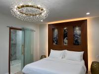 ein Schlafzimmer mit einem großen Bett und einem Kronleuchter in der Unterkunft Retreat at Crystal Manatee in Crystal River