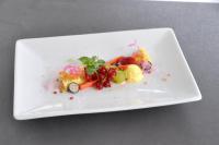 een bord met eten met fruit en groenten erop bij La Maison Saint-Martin in Agonac