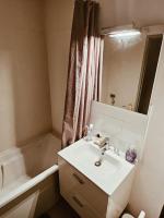 a bathroom with a sink and a tub and a mirror at Chambre d&#39;Hôtes calme et cosy, à 3min de la gare, centre ville, avec un lit de 160cm in Nevers