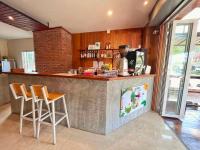 Kuchyň nebo kuchyňský kout v ubytování ALPHA Hostel Cafe&Bar