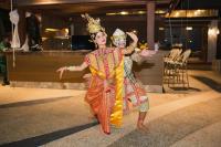een paar mensen in kostuums op een dansvloer bij Koh Chang Grandview Resort in Ko Chang