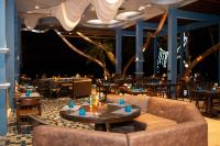 een restaurant met een bank en tafels en stoelen bij Koh Chang Grandview Resort in Ko Chang