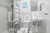 A bathroom at LooP America