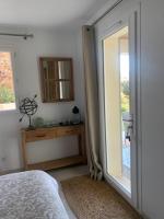 Schlafzimmer mit Glasschiebetür zum Balkon in der Unterkunft Chambre 2 dans un petit paradis in La Londe-les-Maures