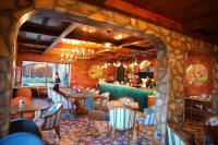 Un restaurante con mesas y sillas y un bar. en Venice Hotel Phu Quoc - Free Airport Shuttle & Sunset Town Tour, en Phu Quoc