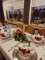 un tavolo in un ristorante con una tovaglia bianca di Hotel-Restaurant und Gästehaus Löwen a Süßen