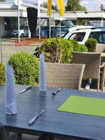 un tavolo in legno con utensili sopra di Hotel-Restaurant und Gästehaus Löwen a Süßen