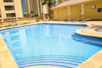 Bazén v ubytování Jbr beach walk 2 bedrooms front sea nebo v jeho okolí