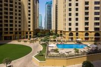 Bazén v ubytování Jbr beach walk 2 bedrooms front sea nebo v jeho okolí
