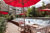 Bazén v ubytování The Conica Deluxe Bed&Breakfast nebo v jeho okolí