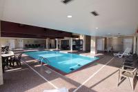 Der Swimmingpool an oder in der Nähe von Country Inn &amp; Suites by Radisson, Council Bluffs, IA