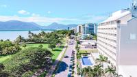 Una vista aérea de una calle de una ciudad con un edificio. en Cairns Harbourside Hotel, en Cairns