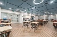 een restaurant met tafels en stoelen in een kamer bij Mercure Pakenham in Pakenham