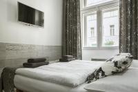 Łóżko lub łóżka w pokoju w obiekcie Royal Court Hotel