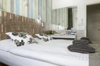 Łóżko lub łóżka w pokoju w obiekcie Royal Court Hotel