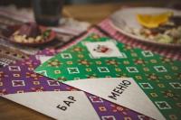 uma mesa coberta com um guardanapo de Natal com a palavra aliado em Optima Rivne em Rivne