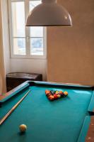 Biliár nebo kulečník v ubytování Domaine de la Cascade Parfumée