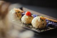 Un plato de comida con sushi encima. en Hotel Leonhard, en Nova Ponente