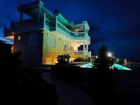 Bazén v ubytovaní Villa Ulyana Kriaritsi - Athos Sea View & Spa alebo v jeho blízkosti