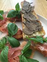 een bord met twee sneetjes brood met groenten erop bij Manoir des Sources in Uzès