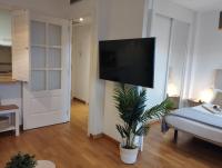 Telewizja i/lub zestaw kina domowego w obiekcie My Suites Madrid - Aeropuerto Ifema