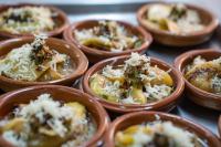 un grupo de pequeños platos de comida en tazas pequeñas en Aras Rural, en Aras de Olmos