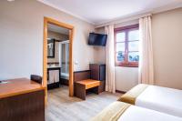 A television and/or entertainment centre at Hotel Alda Bonaval
