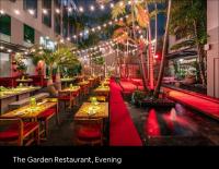 Hotel Miami Beach Convention Center في ميامي بيتش: مطعم به طاولات وكراسي واضاءات