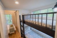 Ein Bett oder Betten in einem Zimmer der Unterkunft Farmhouse Tiny home with fishing Pond - Oak Cabin