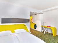 a hotel room with a bed and a desk at prizeotel Hannover-City in Hannover