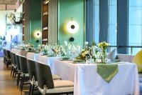 una fila de mesas con manteles y flores blancas en 深圳英威斯顿酒店 Investon Hotel Shenzhen, en Lung Wa