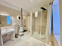 a bathroom with a sink and a shower at Le Pavillon des Lys - Hôtel Particulier in Amboise