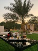 uma mesa de centro em um quintal com uma palmeira em Damas Resort em Mezairaa