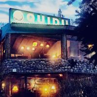 Un edificio con un cartel encima en Solares Del Sur, en El Calafate